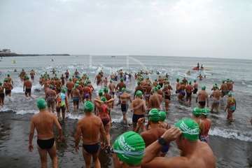 Alberto Rdríguez e Isabel Navarro triunfan en la XVII Travesía a Nado de Salinetas (Foto TA)